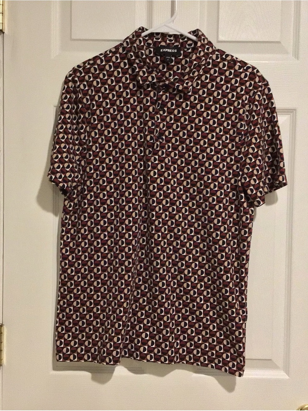Express Men’s Burgundy and Cream Geo Short Sleeve Button-Up Collared Shirt Sz. M